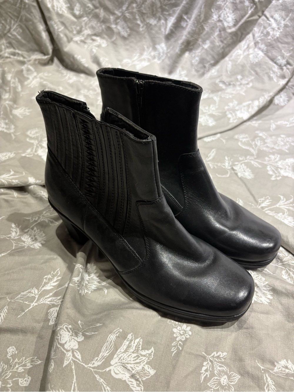 Clark’s black ankle boots booties 9.5